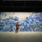 Rômulo Estrela Instagram - Esse lugar já tava no meu roteiro há muito tempo. @inhotim não é só um museu a céu aberto com um acervo extremamente relevante de arte contemporânea, é um jardim botânico riquíssimo e diverso. Passamos dois dias vivendo essa atmosfera, e momentos assim alimentam a alma, os amores e fortalecem os laços.❤️ Obrigado pelo convite @inhotim @galvaoleo @priborgonov, foi demais. Fotos da incrível @lecanovo. #anoitecer #inhotim Inhotim