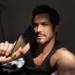 Rômulo Estrela Instagram - nesse dia dos pais, meu pai vai ser presenteado com Bad Boy Extreme da @carolinaherrera, um perfume ousado que traz energia pra enfrentar essa missão única. #BADBOYCAROLINAHERRERA •publi