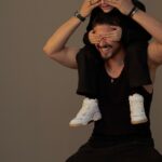 Rômulo Estrela Instagram - Tem diretor melhor que esse? Pra mim, não! Theo virou meu preferido no set para o #DiadosPais da @vivaraonline! Essa campanha vai ficar marcada na nossa história. Que seja a primeira de muitas, filho. Você me inspira. Te amo ❤️