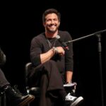 Rômulo Estrela Instagram - matei a saudade dos palcos de teatro nessa última segunda-feira. foi especial poder dividir palco com amigos como @antoniofagundes, @christorloni e @aalexandramartins lendo o texto incrível ‘Dois de Nós’ do @guspinheirogus. 🫶 @teatroprudential 📷 @paulo_tauil / AgNews Teatro Adolpho Bloch