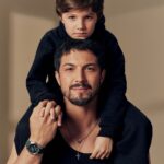 Rômulo Estrela Instagram - Na Vivara, já é #DiadosPais! E essa dupla, cheia de estilo, passa por aqui esbanjando parceria e muito carinho. Com looks inspirados um no outro, @romuloestrela e o pequeno Theo mostram que, quando o assunto é pai e filho, a cumplicidade é sempre o maior presente. #Vivara #DiadosPaisVivara #VivaraMen #VivaraWatches