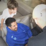 Rômulo Estrela Instagram – dump de um set em casa.
nesse malabarismo bom entre o ofício e a paternidade enquanto Theo tá de férias, descobrindo como família e trabalho conseguem se encaixar perfeitamente por aqui. ❤️
