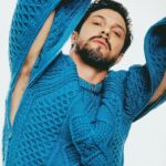 Rômulo Estrela Instagram - tudo azul por aqui. 💙 Fotografia @jonathanwolpert Edição de moda @thico Beleza @williamcruzes