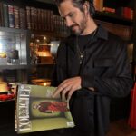 Rômulo Estrela Instagram – mais uma semana aqui em SP: estúdio, lançamento da trigésima edição da @lofficielhommesbr, presentes e carinho de fãs incríveis (@portalromuloestrela e @editsromuloe ❤️) e @simmone.souza com Rominho 😂🫶 São Paulo, Brazil