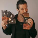 Rômulo Estrela Instagram – Agora além da versão tradicional, a @kopenhagen_ lançou também novos deliciosos Tabletes Língua de Gato.

Se a linha Língua de Gato já era minha preferida, imagina agora com as versões Língua de Gato Branco, Extra Cremoso, Amêndoas e Branco com Cookie . 🤤🍫

Já experimentaram essas novidades? Me contem aí nos comentários. 

#NovosTabletesLinguaDeGato #EspetacularmenteCremoso #Kopenhagen #QuandoTemMarca