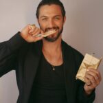 Rômulo Estrela Instagram – Agora além da versão tradicional, a @kopenhagen_ lançou também novos deliciosos Tabletes Língua de Gato.

Se a linha Língua de Gato já era minha preferida, imagina agora com as versões Língua de Gato Branco, Extra Cremoso, Amêndoas e Branco com Cookie . 🤤🍫

Já experimentaram essas novidades? Me contem aí nos comentários. 

#NovosTabletesLinguaDeGato #EspetacularmenteCremoso #Kopenhagen #QuandoTemMarca
