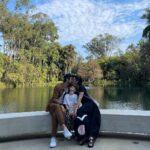 Rômulo Estrela Instagram – Esse lugar já tava no meu roteiro há muito tempo.
@inhotim não é só um museu a céu aberto com um acervo extremamente relevante de arte contemporânea, é um jardim botânico riquíssimo e diverso.
Passamos dois dias vivendo essa atmosfera, e momentos assim alimentam a alma, os amores e fortalecem os laços.❤️ 

Obrigado pelo convite @inhotim @galvaoleo @priborgonov, foi demais.

Fotos da incrível @lecanovo. 

#anoitecer #inhotim Inhotim