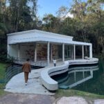 Rômulo Estrela Instagram – Esse lugar já tava no meu roteiro há muito tempo.
@inhotim não é só um museu a céu aberto com um acervo extremamente relevante de arte contemporânea, é um jardim botânico riquíssimo e diverso.
Passamos dois dias vivendo essa atmosfera, e momentos assim alimentam a alma, os amores e fortalecem os laços.❤️ 

Obrigado pelo convite @inhotim @galvaoleo @priborgonov, foi demais.

Fotos da incrível @lecanovo. 

#anoitecer #inhotim Inhotim