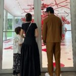 Rômulo Estrela Instagram – Esse lugar já tava no meu roteiro há muito tempo.
@inhotim não é só um museu a céu aberto com um acervo extremamente relevante de arte contemporânea, é um jardim botânico riquíssimo e diverso.
Passamos dois dias vivendo essa atmosfera, e momentos assim alimentam a alma, os amores e fortalecem os laços.❤️ 

Obrigado pelo convite @inhotim @galvaoleo @priborgonov, foi demais.

Fotos da incrível @lecanovo. 

#anoitecer #inhotim Inhotim