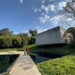 Rômulo Estrela Instagram – Esse lugar já tava no meu roteiro há muito tempo.
@inhotim não é só um museu a céu aberto com um acervo extremamente relevante de arte contemporânea, é um jardim botânico riquíssimo e diverso.
Passamos dois dias vivendo essa atmosfera, e momentos assim alimentam a alma, os amores e fortalecem os laços.❤️ 

Obrigado pelo convite @inhotim @galvaoleo @priborgonov, foi demais.

Fotos da incrível @lecanovo. 

#anoitecer #inhotim Inhotim