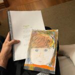 Rômulo Estrela Instagram - Começando um novo trabalho por aqui. É tão bom ver um roteiro tomar forma fora do papel e construir junto de pessoas talentosas mais um personagem. Vambora pra mais um processo, contar mais essa história. 🤍 São Paulo, Brazil