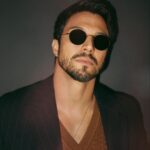 Rômulo Estrela Instagram - uma visita à elegância dos anos 30 e 40 pelas lentes de Icon de @giorgioarmani. 🕶️ #GAeyewear