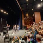 Rômulo Estrela Instagram - matei a saudade dos palcos de teatro nessa última segunda-feira. foi especial poder dividir palco com amigos como @antoniofagundes, @christorloni e @aalexandramartins lendo o texto incrível ‘Dois de Nós’ do @guspinheirogus. 🫶 @teatroprudential 📷 @paulo_tauil / AgNews Teatro Adolpho Bloch
