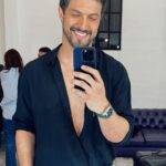 Rômulo Estrela Instagram – Ontem foi uma mistura de muitas sensações boas. Pela primeira vez dividindo um set com meu filho, trabalhando juntos em uma campanha. Obrigado @vivaraonline pela parceria e por essa história contada juntos. Vai ser lindo. ❤️ São Paulo, Brazil