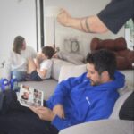 Rômulo Estrela Instagram – dump de um set em casa.
nesse malabarismo bom entre o ofício e a paternidade enquanto Theo tá de férias, descobrindo como família e trabalho conseguem se encaixar perfeitamente por aqui. ❤️