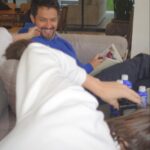 Rômulo Estrela Instagram – dump de um set em casa.
nesse malabarismo bom entre o ofício e a paternidade enquanto Theo tá de férias, descobrindo como família e trabalho conseguem se encaixar perfeitamente por aqui. ❤️