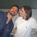 Rômulo Estrela Instagram – dump de um set em casa.
nesse malabarismo bom entre o ofício e a paternidade enquanto Theo tá de férias, descobrindo como família e trabalho conseguem se encaixar perfeitamente por aqui. ❤️