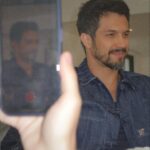 Rômulo Estrela Instagram – dump de um set em casa.
nesse malabarismo bom entre o ofício e a paternidade enquanto Theo tá de férias, descobrindo como família e trabalho conseguem se encaixar perfeitamente por aqui. ❤️