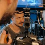 Rômulo Estrela Instagram – Não tem como fazer cinema no Brasil sem acreditar muito nisso.
Tem que ter coragem, estar disponível, amar esse ofício. 

O cinema nacional, original, tão autêntico em suas histórias, é uma potência inquestionável e é maravilhoso fazer parte disso.

Acabamos na última sexta as filmagens de “Maldito Benefício” e quero agradecer muito a todos que fizeram parte desse projeto lindo.

Muito obrigado especialmente ao meu amigo e companheiro de jornada @antoniofagundes pela oportunidade.

Fui feliz do início ao fim 🎬🙌