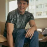 Rômulo Estrela Instagram - 40 🎉 Talvez o momento em que você começa realmente a entender as referências dos seus pais e pensa que 22 horas é um horário decente para estar de pijama. Acho que chegar aos 40 é como um upgrade: já se tem uma boa estrada percorrida, mas ainda cheio de energia para caminhar mais. Estou feliz, com saúde, fazendo o que eu amo, com uma família do jeitinho que eu sonhei, com os melhores amigos que eu poderia ter nesta vida. Então, só tenho a agradecer muito...
