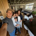 Rômulo Estrela Instagram - 40 🎉 Talvez o momento em que você começa realmente a entender as referências dos seus pais e pensa que 22 horas é um horário decente para estar de pijama. Acho que chegar aos 40 é como um upgrade: já se tem uma boa estrada percorrida, mas ainda cheio de energia para caminhar mais. Estou feliz, com saúde, fazendo o que eu amo, com uma família do jeitinho que eu sonhei, com os melhores amigos que eu poderia ter nesta vida. Então, só tenho a agradecer muito...