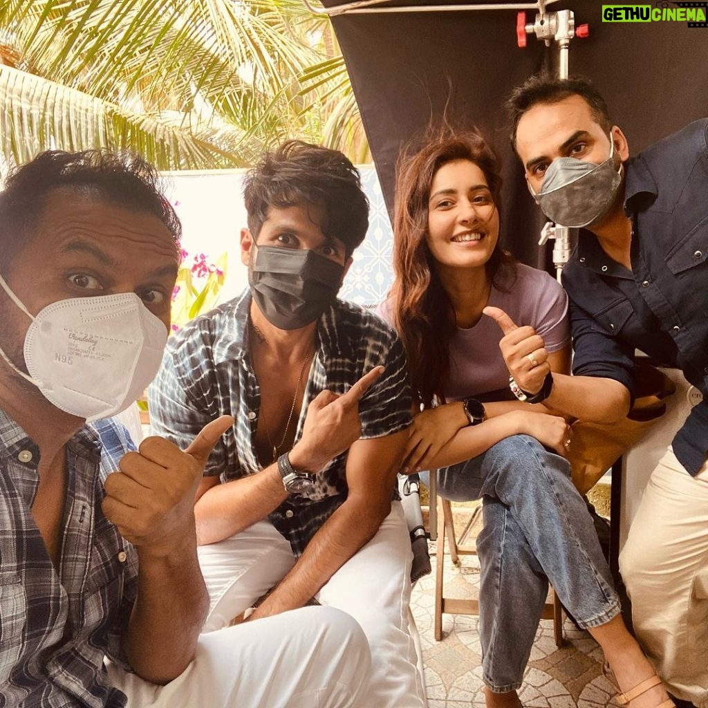 Raashi Khanna Instagram - Time really flies! #oneyearoffarzi ♥️ Heart is full! Thank-you for showering so much love on all of us and making it the most watched Hindi show ♥️ Forever grateful to @rajanddk @shahidkapoor @actorvijaysethupathi and the entire team.! Went down the memory lane and found some fun BTS bits.. swipe away.! ☺️ 2. The muhurat shot! 3,4. @shahidkapoor had graciously offered his gym set up in goa and I took full advantage of it and often gate - crashed my way through while he was away at shoot..! 🤪 5. Mask one out! Guess I needed a cap too! 6. Can you guess which scene was shot in this look of mine? 7. We would often do this.! 8. A glimpse from the look book of Megha! 9. The team 🙌🏻♥️ 10. My favourite human ♥️ P.S. Any plot suggestions for farzi 2? 🤪
