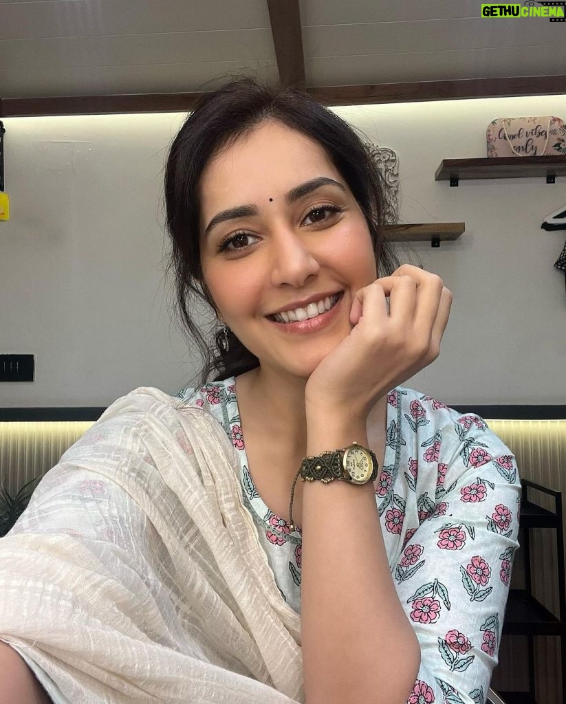 Raashi Khanna Instagram - Ended up laughing at my own self and so it went like.. 🤪