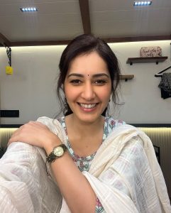 Raashi Khanna Instagram - Ended up laughing at my own self and so it went like.. 🤪