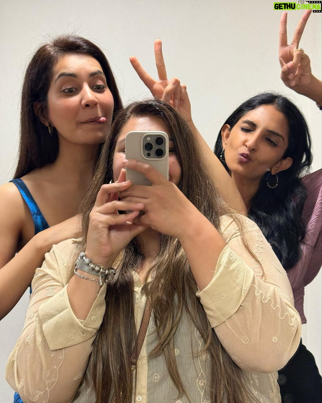 Raashi Khanna Instagram - A long awaited reunion! My L.S.R gang! ð @karunya.0706 @craycrayalert Swipe till the end to see my friend Sasha ditching me to join an alternate profession. ðĪŠ You can hear her laugh too. ð