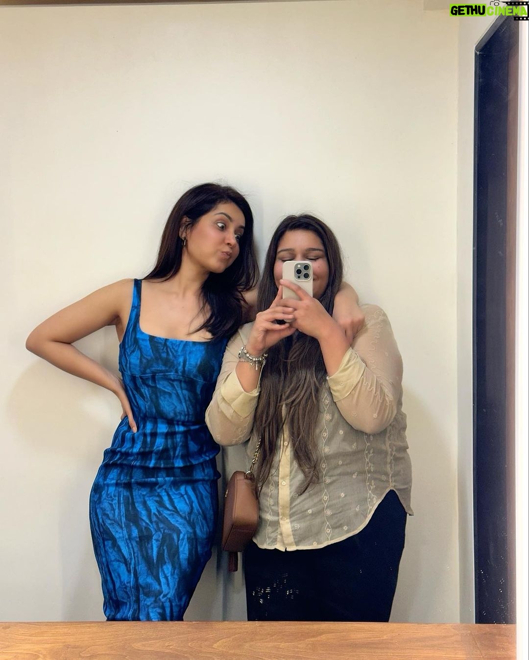 Raashi Khanna Instagram - A long awaited reunion! My L.S.R gang! ð @karunya.0706 @craycrayalert Swipe till the end to see my friend Sasha ditching me to join an alternate profession. ðĪŠ You can hear her laugh too. ð