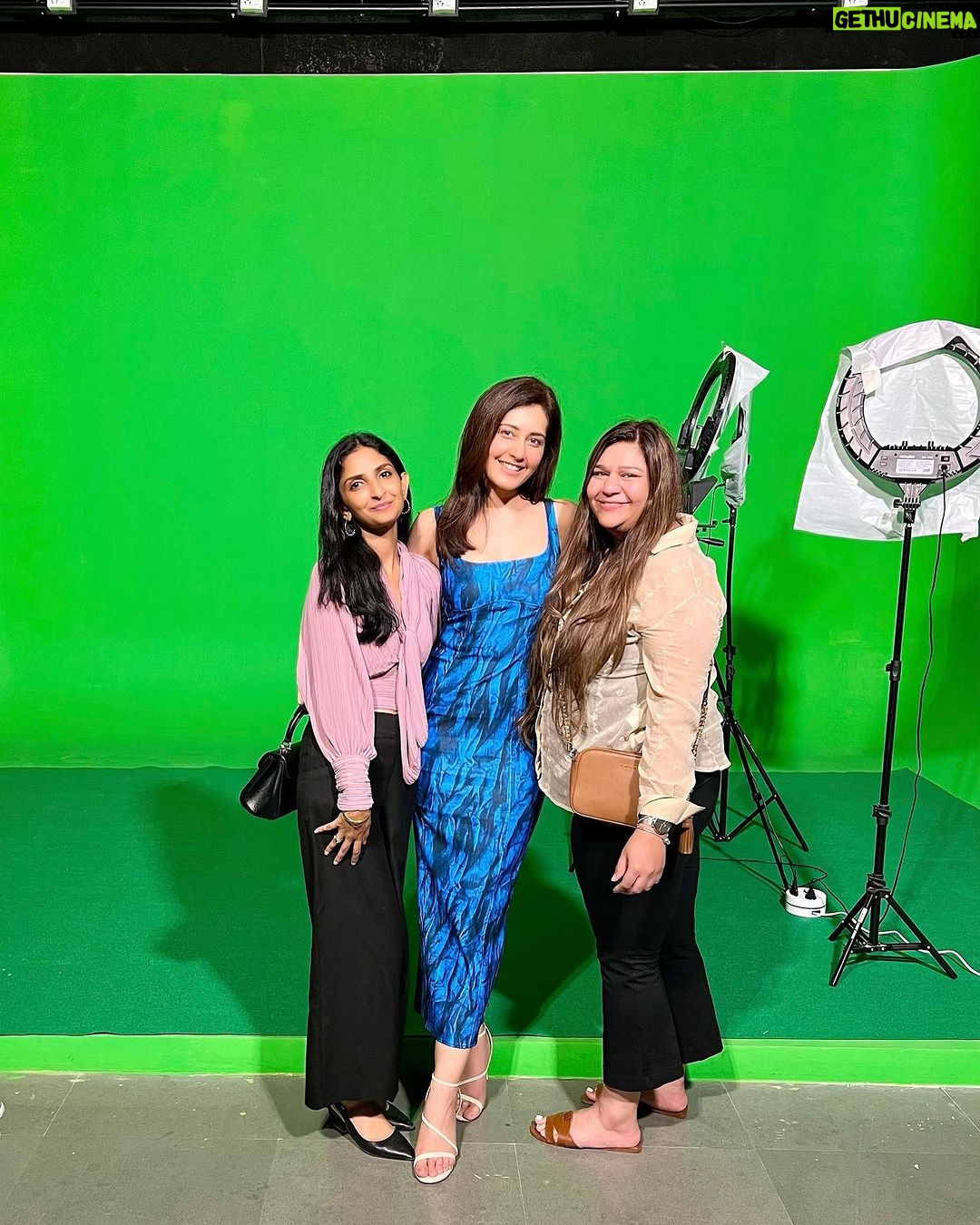 Raashi Khanna Instagram - A long awaited reunion! My L.S.R gang! ð @karunya.0706 @craycrayalert Swipe till the end to see my friend Sasha ditching me to join an alternate profession. ðĪŠ You can hear her laugh too. ð