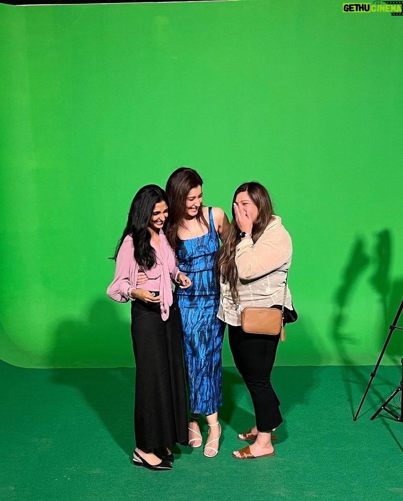 Raashi Khanna Instagram - A long awaited reunion! My L.S.R gang! 💙 @karunya.0706 @craycrayalert Swipe till the end to see my friend Sasha ditching me to join an alternate profession. 🤪 You can hear her laugh too. 😂