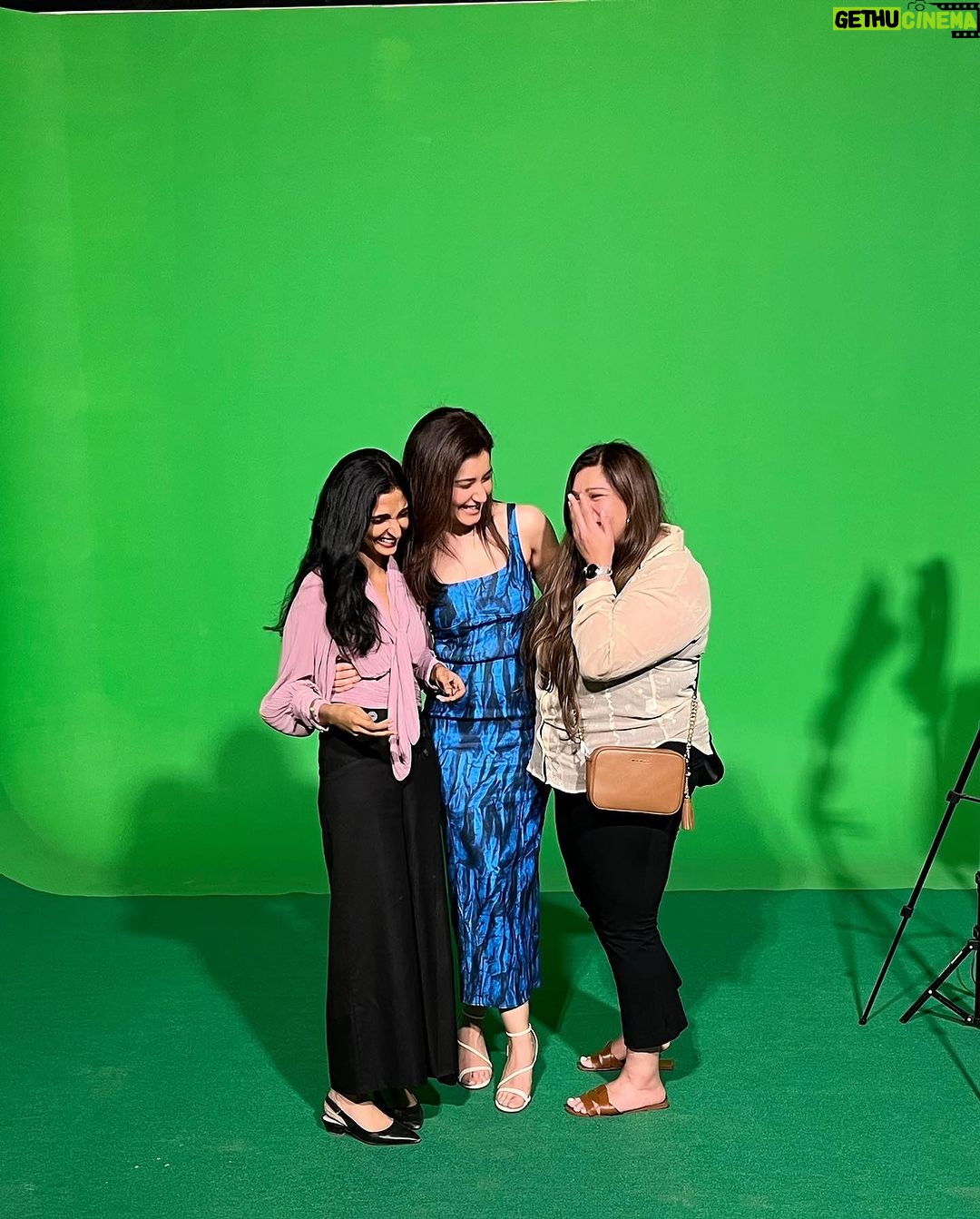Raashi Khanna Instagram - A long awaited reunion! My L.S.R gang! ð @karunya.0706 @craycrayalert Swipe till the end to see my friend Sasha ditching me to join an alternate profession. ðĪŠ You can hear her laugh too. ð