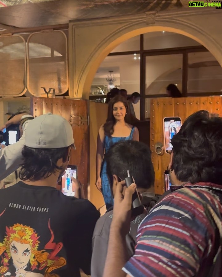 Raashi Khanna Instagram - A long awaited reunion! My L.S.R gang! ð @karunya.0706 @craycrayalert Swipe till the end to see my friend Sasha ditching me to join an alternate profession. ðĪŠ You can hear her laugh too. ð