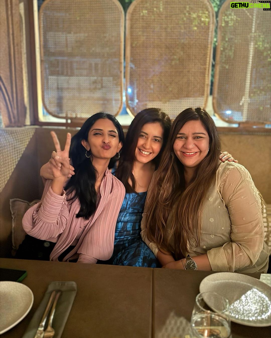 Raashi Khanna Instagram - A long awaited reunion! My L.S.R gang! ð @karunya.0706 @craycrayalert Swipe till the end to see my friend Sasha ditching me to join an alternate profession. ðĪŠ You can hear her laugh too. ð