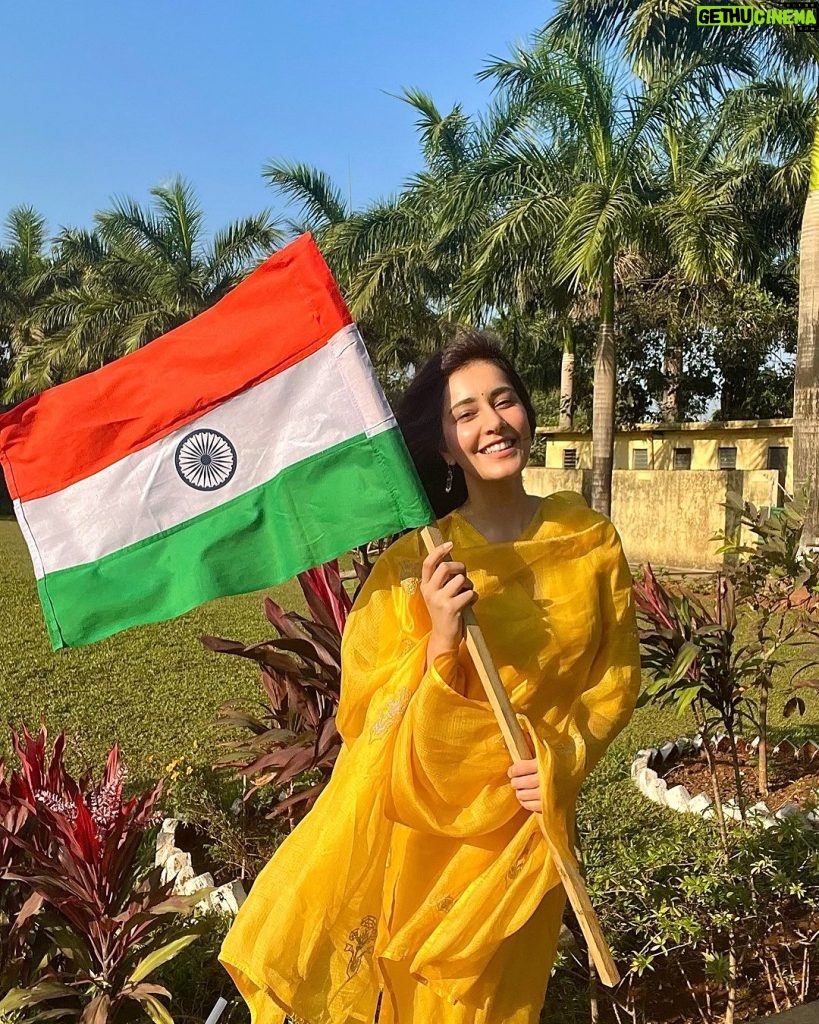 Raashi Khanna Instagram - May the tricolour continue to inspire, unite, and guide us towards a brighter tomorrow. Happy Republic Day! ☀️ #jaihind🇮🇳