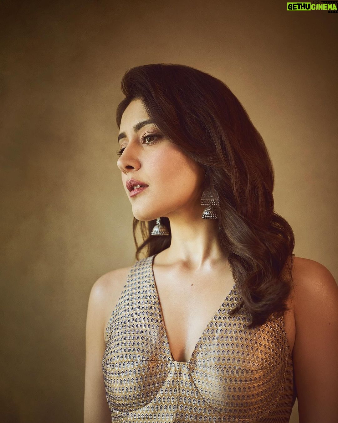 Raashi Khanna Instagram - Chasing dreams in comfy clothes.! 💫 #yodha trailer launch 💪🏻 Styled by @alliaandnayaab Outfit from @raw_mango Jewelery by @azotiique @ishhaara @vasundharajewerly Makeup by @makeupbyshefali.s Hair by @zoequiny.hair 📸 @chandrahas_prabhu
