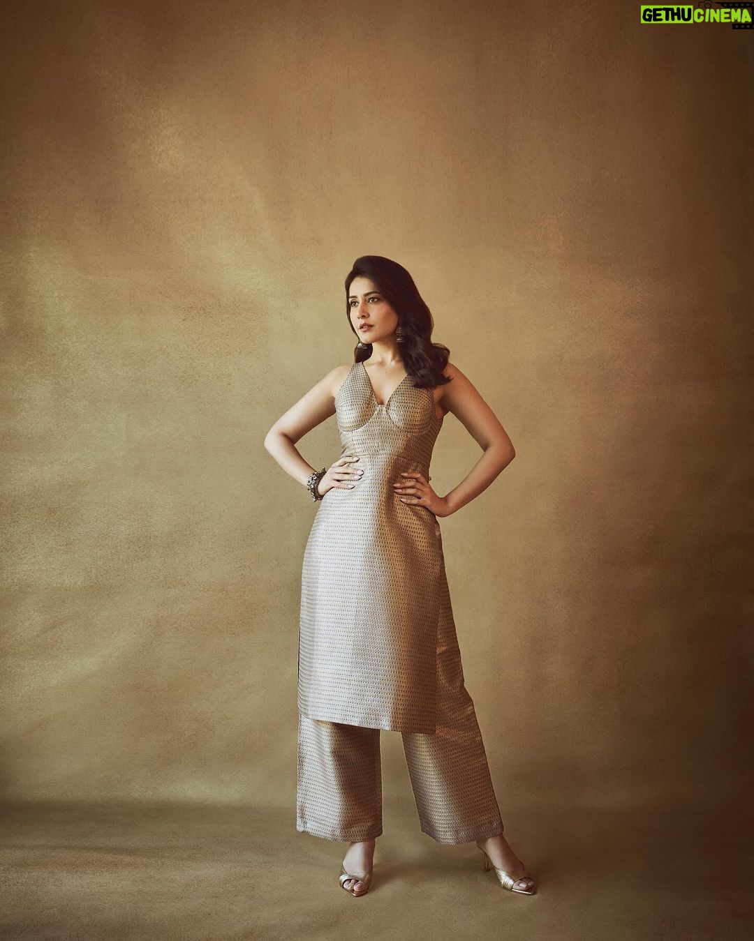 Raashi Khanna Instagram - Chasing dreams in comfy clothes.! 💫 #yodha trailer launch 💪🏻 Styled by @alliaandnayaab Outfit from @raw_mango Jewelery by @azotiique @ishhaara @vasundharajewerly Makeup by @makeupbyshefali.s Hair by @zoequiny.hair 📸 @chandrahas_prabhu