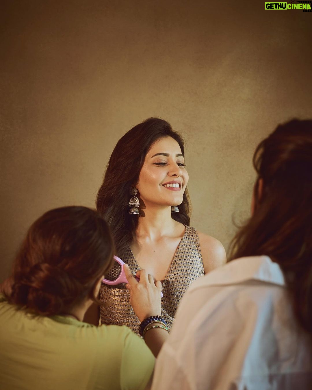 Raashi Khanna Instagram - Chasing dreams in comfy clothes.! 💫 #yodha trailer launch 💪🏻 Styled by @alliaandnayaab Outfit from @raw_mango Jewelery by @azotiique @ishhaara @vasundharajewerly Makeup by @makeupbyshefali.s Hair by @zoequiny.hair 📸 @chandrahas_prabhu