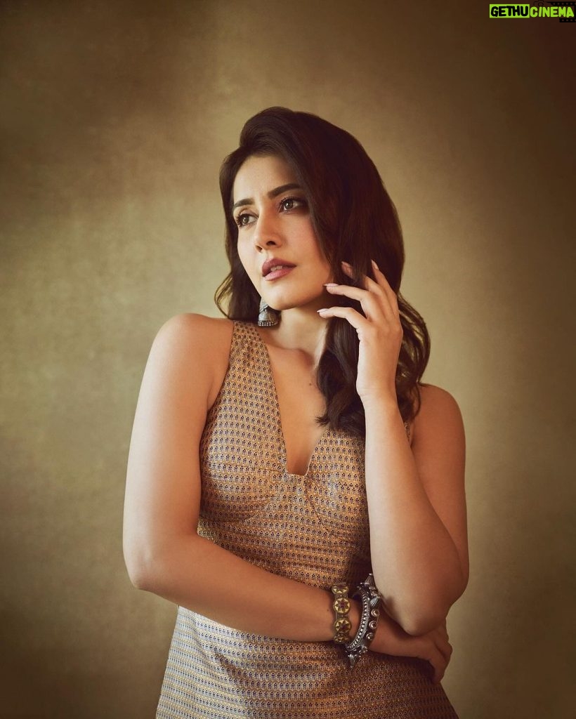Raashi Khanna Instagram - Chasing dreams in comfy clothes.! 💫 #yodha trailer launch 💪🏻 Styled by @alliaandnayaab Outfit from @raw_mango Jewelery by @azotiique @ishhaara @vasundharajewerly Makeup by @makeupbyshefali.s Hair by @zoequiny.hair 📸 @chandrahas_prabhu