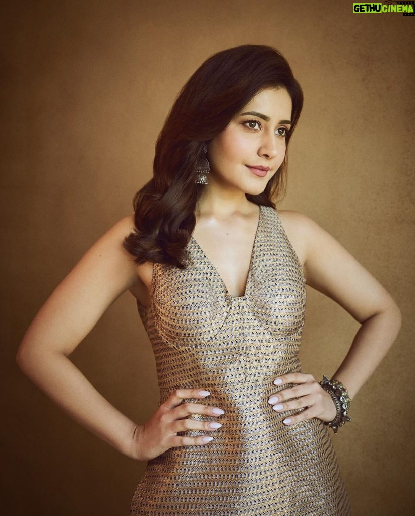Raashi Khanna Instagram - Chasing dreams in comfy clothes.! 💫 #yodha trailer launch 💪🏻 Styled by @alliaandnayaab Outfit from @raw_mango Jewelery by @azotiique @ishhaara @vasundharajewerly Makeup by @makeupbyshefali.s Hair by @zoequiny.hair 📸 @chandrahas_prabhu