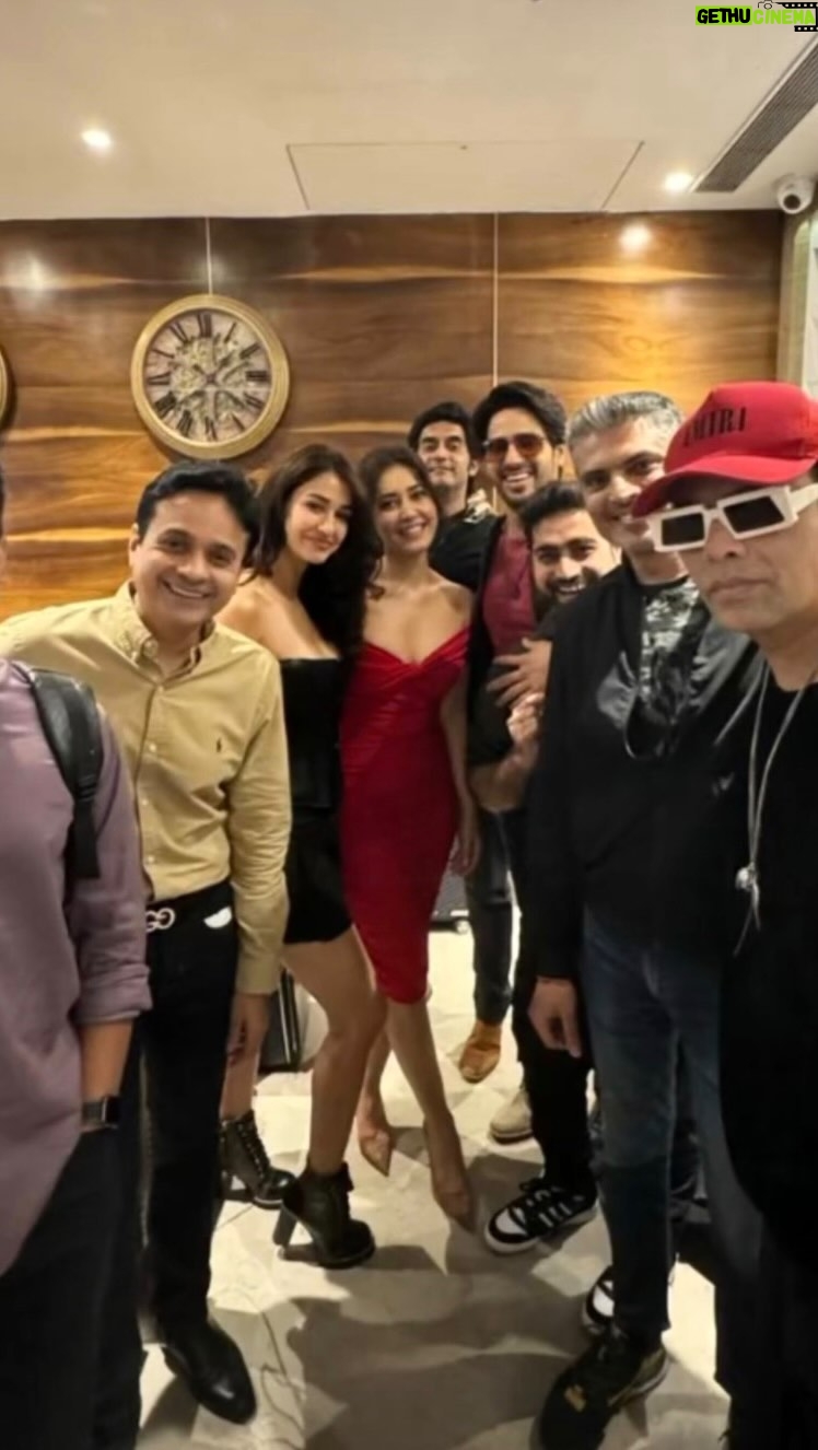 Raashi Khanna Instagram - Launching the trailer in #YODHA STYLE, literally!✈️ Buckle up, we’re soaring to higher heights (37,000ft for this one!) of entertainment!🔥 #YodhaTrailer out now! #Yodha in cinemas March 15.