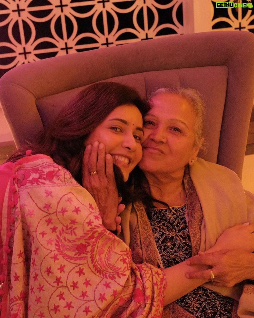 Raashi Khanna Instagram - Wholesome ♥️ The last two days have been a joy ride - a lot of crazy dancing, laughter lines deepened, and a heart overflowing with love. ♥️ Seeing familiar faces after years, catching up on lives lived and dreams chased, it felt like slipping back into the warmth of a well-loved childhood story. P.S. The wedding festivities have just begun.! #cousinswedding ♥️ Photo credits : @kshray 😘