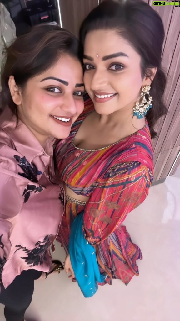 Rachita Ram Instagram - Surprise!!!!! Hahaha! Trust me this video of yours is damn adorable, I just felt like posting it! The best entertainer on and off screen!🤗 🙌🏻 Keep shining and smiling! Have an awesome birthday!🤗 @nithyaraam