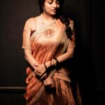 Rachita Ram Instagram - ✨ Jewellery @vivantgolddiamonds Outfit @angalakruthi Styling @varshini_janakiram Makeup @nageshmakeover09 Hair @kammarishivarajchary Captured by @vasukikarkone
