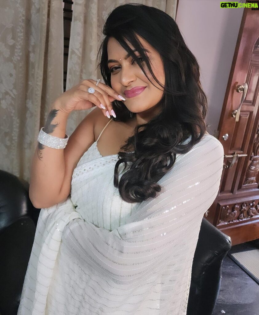 Rachitha Mahalakshmi Instagram - 🤍🤍🤍🤍Representing the purity of soul🤍🤍🤍🤍 😇😇😇😇😇 Outfit styled by @dharaniofficialpage 🥻 Nails @makeoverstudio_official 💅 Lovely makeover by @jokishmakeover 💄😇 Hairstyle @glamupbynandinis 👱🏻‍♀️ #ranganayaka #ranganayakamoviepromotions 😍😇😍😍😍😇🥰😇😇