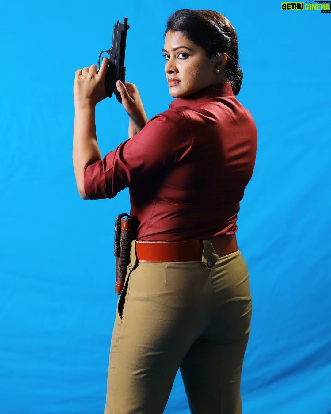 Rachitha Mahalakshmi Instagram - Production No.2 #Xtreme movie Character 1st look clicks..... My Next tamil movie updates....... Poster release nd title reveal on this Sunday. More updates coming soon........ ๐๐ป๐๐ป๐๐ป๐๐ป๐๐ป "Kandadha viral akuradha vida idha akungae....." ๐คจ๐คจ๐คจ๐คจ๐คจ๐คจ #siegerpictures #Xtreme
