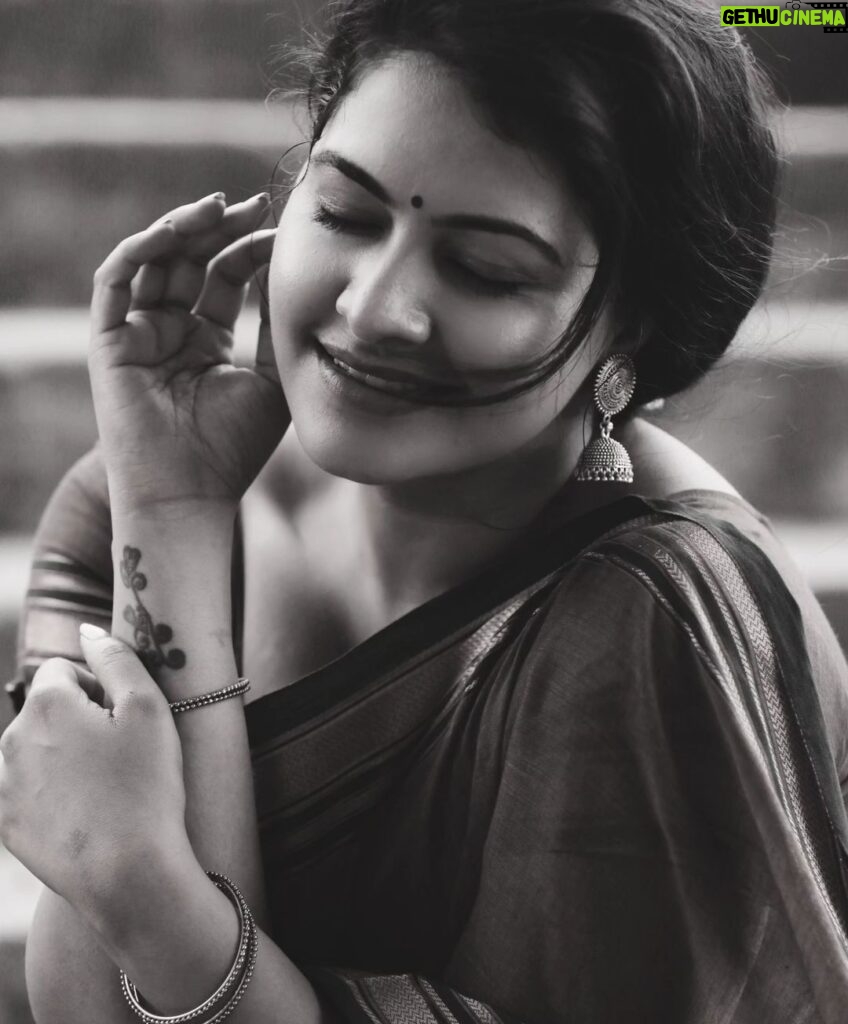 Rachitha Mahalakshmi Instagram - Just d Integral beauty..... 🫣 @saranjphotography #monochrome