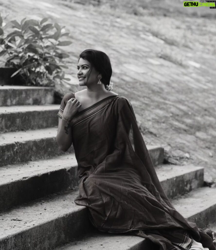 Rachitha Mahalakshmi Instagram - Just d Integral beauty..... 🫣 @saranjphotography #monochrome