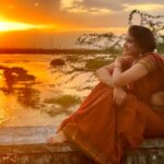 Rachitha Mahalakshmi Instagram – In the golden hour of magical light, Everything is alive…… 😇😇😇😇😇
❤️‍🔥❤️‍🔥❤️‍🔥❤️‍🔥❤️‍🔥❤️‍🔥❤️‍🔥
@saranjphotography 😇
#magichour 
#sunsetphotography 
#sareelove